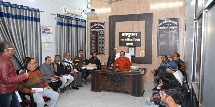 सी.एम हेल्पलाइन में शिकायतकर्ताओं से संपर्क कर संतुष्टि के साथ करायें निराकरण, निगमायुक्त नीलेश दुबे ने बैठक में दिए निर्देश