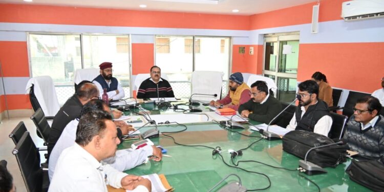 निगमायुक्त नीलेश दुबे ने की संपत्तिकर जलकर वसूली की समीक्षा बड़े बकायादारों से कड़ाई के साथ करें वसूली-आयुक्त