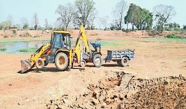 कलेक्टर ने अवैध मुरम खनन करने पर लगाया डेढ़ करोड़ रुपए का जुर्माना पोकलैंड मशीन सहित तीन डम्पर जब्त।