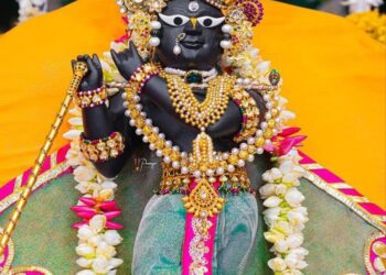 *वृन्दावन में एक बिहारी जी का परम् भक्त था, पेशे से वह एक दुकानदार था। आईए देखते*