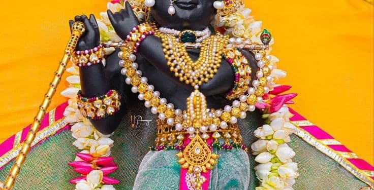 *वृन्दावन में एक बिहारी जी का परम् भक्त था, पेशे से वह एक दुकानदार था। आईए देखते*