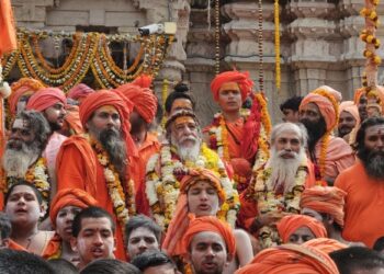 महाशिवरात्रि के पावन अवसर पर काशी विश्वनाथ मंदिर में नागा साधु की आस्था का अद्भुत दर्शन।