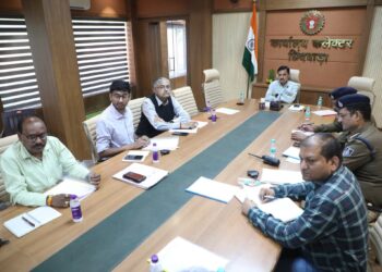 जिला सड़क सुरक्षा समिति की बैठक संपन्न  हेलमेट की अनिवार्यता का सख्ती से कराएं पालन- कलेक्टर श्री सिंह  रेड लाइट जंप करने वालों पर की जाएगी कड़ी चालानी कार्यवाही