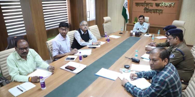 जिला सड़क सुरक्षा समिति की बैठक संपन्न हेलमेट की अनिवार्यता का सख्ती से कराएं पालन- कलेक्टर श्री सिंह रेड लाइट जंप करने वालों पर की जाएगी कड़ी चालानी कार्यवाही