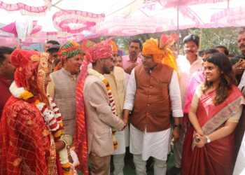 मुख्यमंत्री कन्या विवाह योजना में 231 कन्याओं का विवाह संपन्न  जनपद पंचायत मोहन बड़ोदिया की ग्राम पंचायत कुमारिया खास स्थित श्री मनकामेश्वर मंदिर प्रांगण में मुख्यमंत्री कन्या विवाह योजना के तहत आज 231 कन्याओं का विवाह संपन्न हुआ। इनमें 155 कन्याओं का विवाह हिंदू और 76 कन्याओं का मुस्लिम रिति रिवाजों के साथ विवाह संपन्न हुआ।