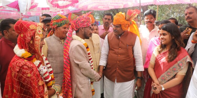 मुख्यमंत्री कन्या विवाह योजना में 231 कन्याओं का विवाह संपन्न जनपद पंचायत मोहन बड़ोदिया की ग्राम पंचायत कुमारिया खास स्थित श्री मनकामेश्वर मंदिर प्रांगण में मुख्यमंत्री कन्या विवाह योजना के तहत आज 231 कन्याओं का विवाह संपन्न हुआ। इनमें 155 कन्याओं का विवाह हिंदू और 76 कन्याओं का मुस्लिम रिति रिवाजों के साथ विवाह संपन्न हुआ।