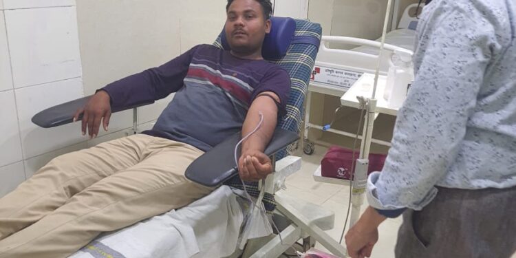 देर रात जिला अस्पताल में एमएलसी कराने पहुंचे देहात थाना के आरक्षक ने बुजुर्ग की बिटिया का जीवन बचाने ब्लड डोनेट किया,सराहनीय कार्य की हो रही प्रशंसा….