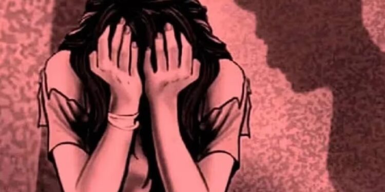 घर में नहाती महिला का वीडियो बनाकर वायरल करने की धमकी देने वाले परिचित दबंग युवक ने जबरदस्ती बनाए शारीरिक संबंध,दर्ज हुई FIR…