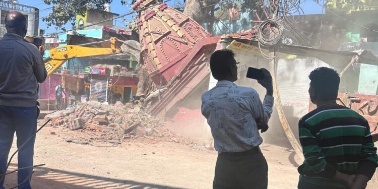 कटनी। जगन्नाथ चौराहे से लेकर घंटाघर तक सड़क चौड़ीकरण एवं सौंदरीकरण के कार्य में जल्द आने वाली है तेजी। एक दो दिन के अंदर ही हटाए जा सकते हैं अतिक्रमण देखिए VIDEO