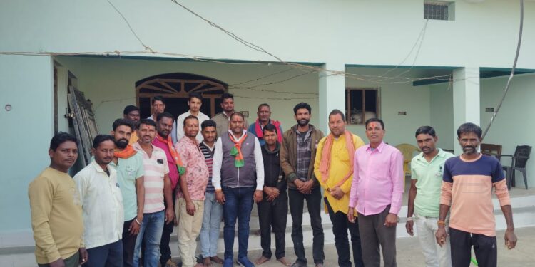 आज दिल्ली विधानसभा चुनाव के परिणाम में भाजपा की ऐतिहासिक जीत के उपलक्ष में सिलौंडी मंडल में बड़ी धूमधाम से व मिष्ठान खिलाकर सभी कार्यकर्ताओं ने खुशी मनाई ।