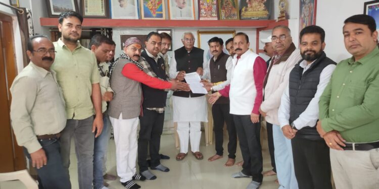अमित दीवान आत्महत्या मामले में पुलिस नहीं पकड़ सकी आरोपियों को,आक्रोशित विप्र समाज ने विधायक डॉ.शर्मा को सौंपा ज्ञापन…