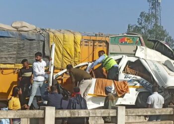 भीषण एक्सीडेंट हुआ, टूरिस्ट ट्रेवल मैं बैठे यात्रियों की घटनास्थल पर ही मौत video