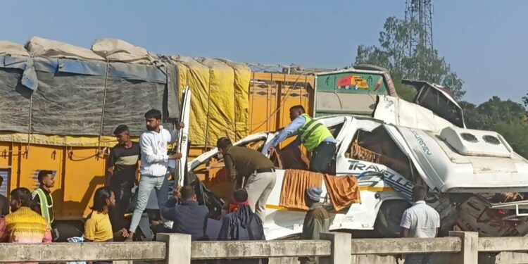 भीषण एक्सीडेंट हुआ, टूरिस्ट ट्रेवल मैं बैठे यात्रियों की घटनास्थल पर ही मौत video
