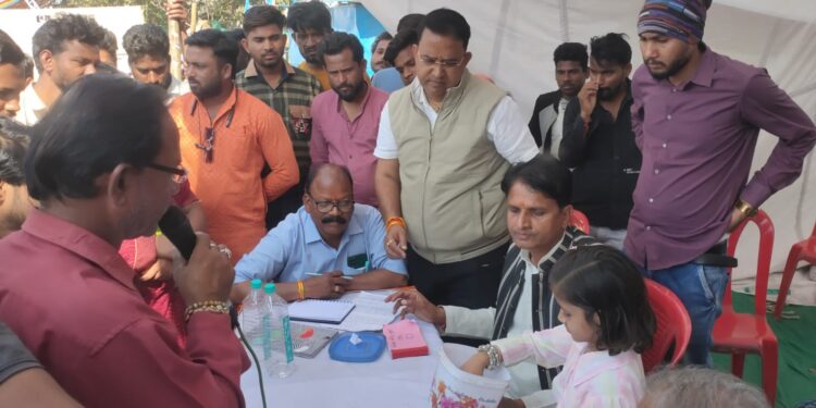 रामजी बाबा मेला में लॉटरी सिस्टम से चाट,फुल्की,चाउमीन का ठेला लगाने वालों को मिली जगह,दुकानदारों की काटी पर्ची,आवंटित दुकानदार जिनके नाम से पर्ची काटी है वही व्यक्ति दुकान संचालन करें,किसी अन्य को बेचने या देने पर होगी करवाई: महेंद्र यादव..!