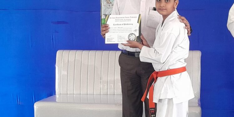 स्कूल कराटे प्रतियोगिता में मन दुबे ने हासिल किया ऑरेंज बेल्ट, मिला सम्मान..