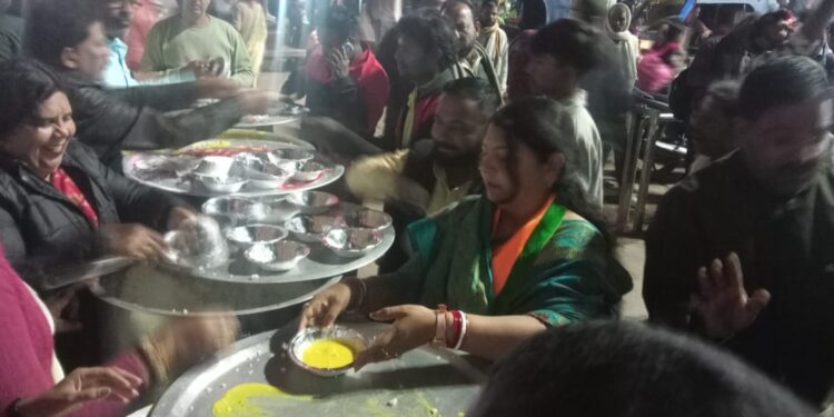 *महापौर प्रीति संजीव सूरी ने कुंभ यात्रियों को कराया भोजन का इंतजाम*  *मुख्य रेलवे स्टेशन में हजारों श्रद्धालुओं ने भोजन किया*