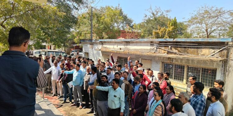 पटवारियों पर की जा रही अनैतिक एवं अन्यायपूर्ण कार्यवाहीयों विरोध में पटवारी हुए लामबंद…!
