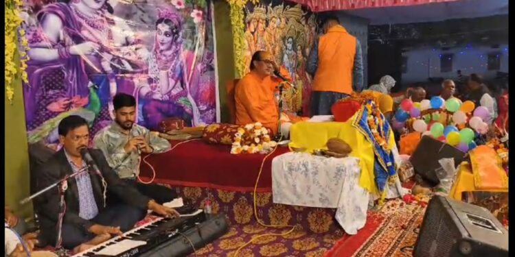 भगवान कृष्ण के जन्मोत्सव में नाचे भक्त