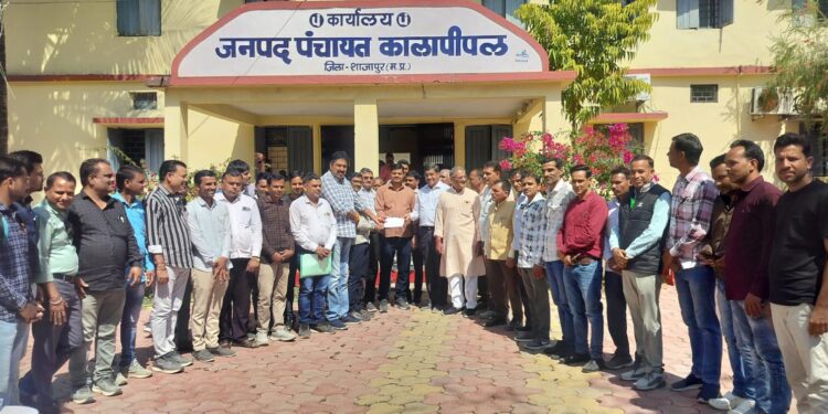 ग्राम पंचायत सचिव/सहायक सचिव ने मुख्य कार्यपालन अधिकारी के नाम सौंपा ज्ञापन…।  रोजगार सहायक राजेंद्र सिसोदिया के साथ हितग्राही ने पीएम आवास के भौतिक सत्यापन के दौरान की गाली गलौज…।