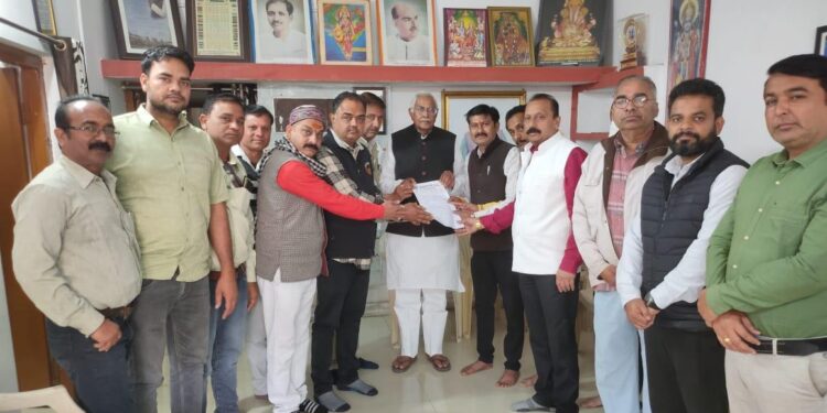 आरोपियों की गिरफ्तारी नहीं होने से विप्र समाज की बैठक में नाराजगी जाहिर करते हुए रविवार 16 फरवरी को धरना प्रदर्शन की दी हुई है चेतावनी..!अमित दीवान आत्महत्या मामले में फरार इनामी आरोपी सौरभ शर्मा को फोरलेन हाईवे से पुलिस ने पकड़ा,अदालत ने भेजा जेल….