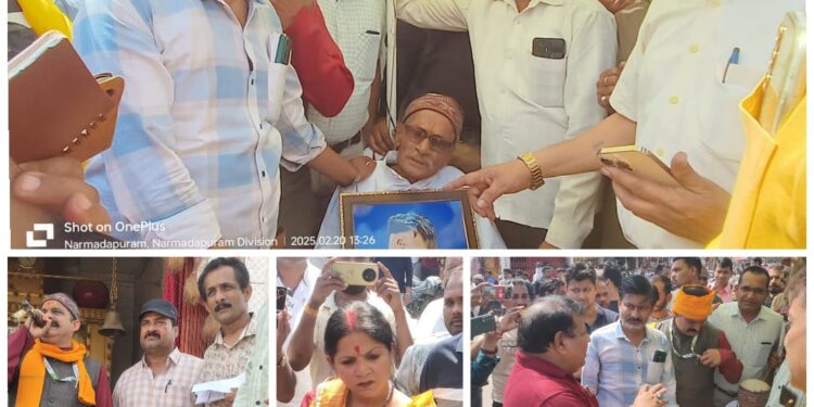 अमित दीवान आत्महत्या मामले में घटना के 19 दिन बाद भी फरार आरोपी पुलिस पकड़ से दूर,सर्व समाज ने किया चक्काजाम,सिटी मजिस्ट्रेट सहित तहसीलदार ने धरना स्थल पर सुनी बात,मृतक के पिता की तबियत बिगड़ी,तत्काल बुलाई एम्बुलेंस…वीडियो