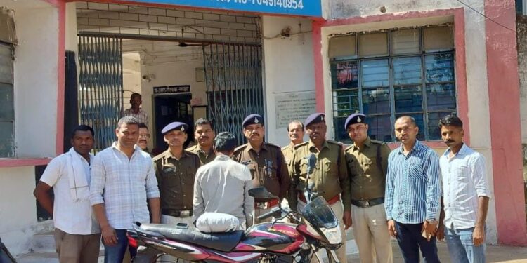 उमरियापान पुलिस की नशा के विरुद्ध कडी कार्यवाही एक आरोपी को वाहन चैकिंग के दौरान गांजा सहित पकडकर की कार्यवाही