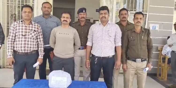 पुलिस ने दो गांजा तस्करो को किया गिरफ्तार  तस्करों के पास से 4 किलो 70   ग्राम गांजा जप्त