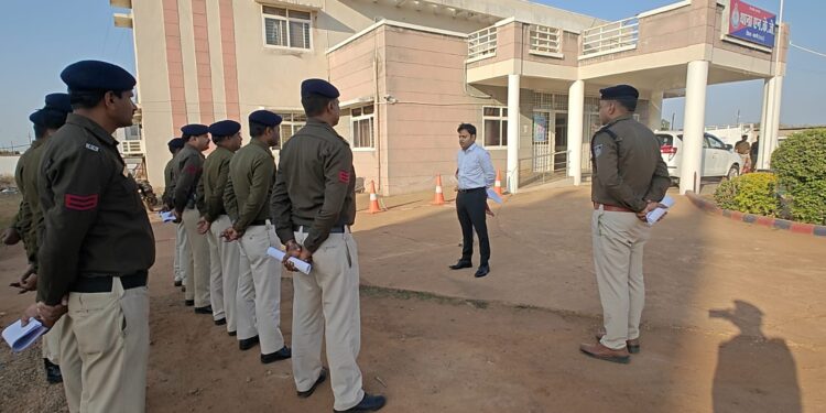 कटनी पुलिस अधीक्षक अभिजीत कुमार रंजन ने थाना एन. के. जे. में समस्त थाना स्टाफ को माइको बीट प्रणाली के संबंध में दी जानकारी