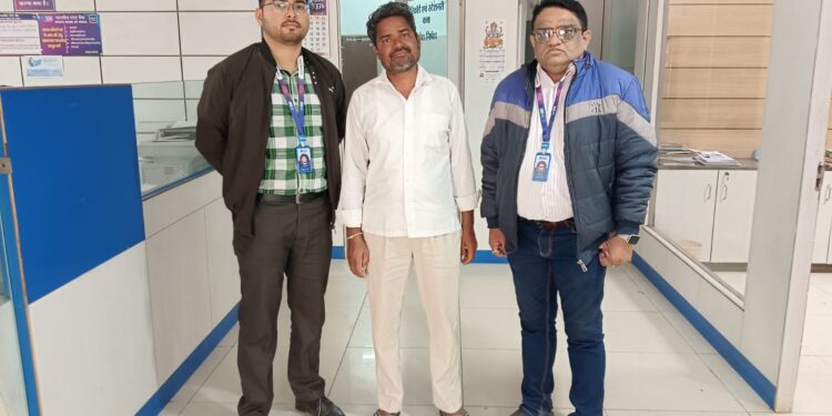 भारतीय स्टेट बैंक इकलेरा शाखा में प्रधानमंत्री जीवन ज्योति बीमा योजना का क्लेम कर हितग्राही को ₹2 लाख प्रधानमंत्री सुरक्षा बीमा योजना के अंतर्गत₹200000 की राशि