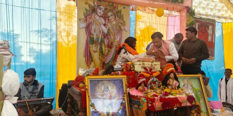 गाड़ा में भगवान श्री कृष्ण राधा की रास लीला में उमड़ी भक्तों की भीड़