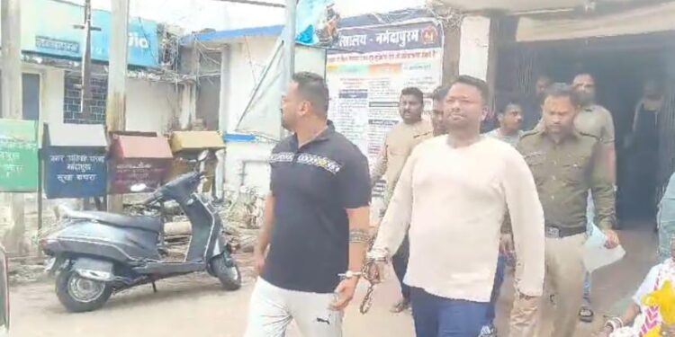 अमित दीवान आत्महत्या मामले में फरार आरोपी विक्की शिवहरे और आकाश शिवहरे को पुलिस टीम ने 24 दिन बाद बुदनी से किया गिरफ्तार,एसडीओपी पराग सैनी ने बताया कि आरोपियों को गिरफ्तार कर भेजा न्यायालय,अन्य आरोपियों की तलाश जारी..VIDEO
