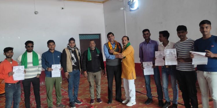 भारतीय किसान यूनियन स्वराज कन्नौज, आज शुक्रवार को राज यादव ब्लॉक उपाध्यक्ष तालग्राम द्वारा बी आर एजुकेशन स्कूल सराय प्रयाग मे बैठक का आयोजन किया गया