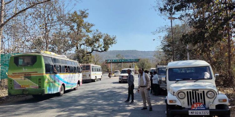 *परिवहन विभाग के जांच दल द्वारा पचमढ़ी-भूराभगत मार्ग में वाहनों की सघन जाँच*  *26 वाहनों से लिया गया 45500 रूपये का जुर्माना*