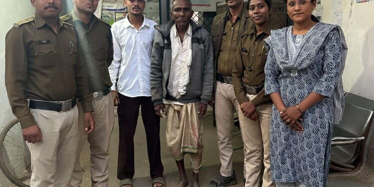 थाना रंगनाथनगर कटनी पुलिस के द्वारा महाकुंभ प्रयागराज से लौटते हुये बिछड़े 75 वर्षीय बुजुर्ग को सुरक्षित परिजनो से मिलवाकर सकुशल पहुंचवाया घर