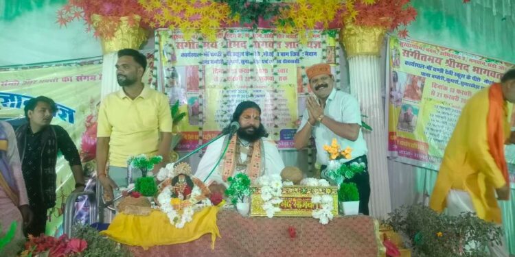 भगवान श्री कृष्ण ने मित्र सुदामा के चरण आंसू से धोएं