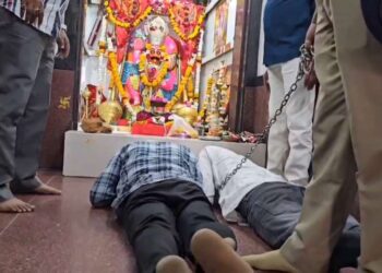 पुलिस ने चोरों से हरकियाखाल बालाजी में रगड़वाई नाक, प्रोडक्शन वारंट पर गुजरात से नीमच लेकर पहुंची टीम, वायरल हो रहा VIDEO