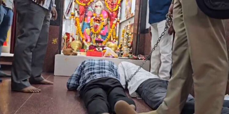 पुलिस ने चोरों से हरकियाखाल बालाजी में रगड़वाई नाक, प्रोडक्शन वारंट पर गुजरात से नीमच लेकर पहुंची टीम, वायरल हो रहा VIDEO