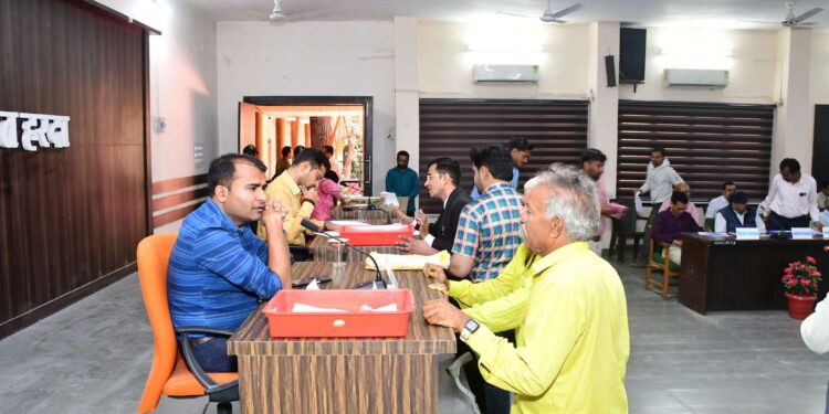 *कलेक्टर श्री सिंह ने जनसुनवाई में सुनी नागरिकों की समस्याएं*