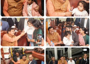 *CM Dr Mohan Yadav Train Journey:*  *बच्चों को खिलाई टॉफी, लोगों के बीच खिलखिलाकर हंसे, सीएम मोहन यादव के इस अंदाज पर आपको नहीं होगा यकीन*  – *चिर-परिचित अंदाज में दिखे मुख्यमंत्री डॉ. यादव*  – *लोगों के बीच अचानक पहुंच गए सूबे के मुखिया*