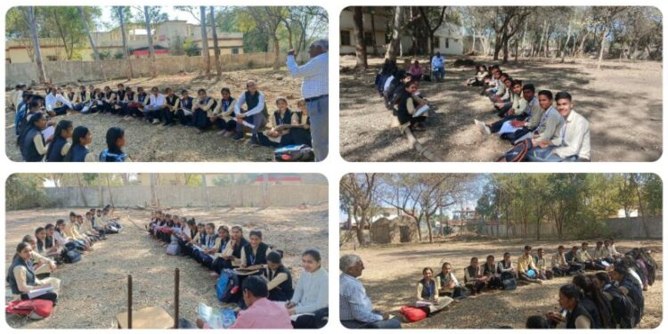 विद्यार्थियों को जैविक खेती प्रशिक्षण का प्राचार्य द्वारा निरीक्षण।