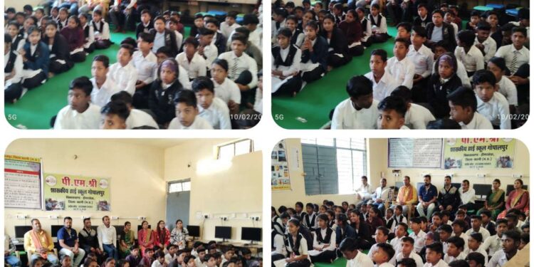 सिलौंडी मंडल के ग्राम गोपालपुर के पी एम श्री में परीक्षा पर चर्चा का लाइव प्रसारण दिखाया