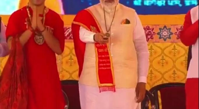 PM मोदी ने बागेश्वर धाम कैंसर चिकित्सा एवं विज्ञान अनुसंधान संस्थान की आधारशिला रखी VIDEO