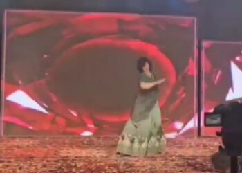 MP/विदिशा में डांस करते समय युवती की मौत; VIDEO:नाचते-नाचते स्टेज पर ही गिर पड़ी
