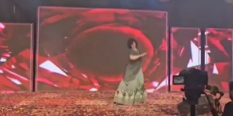 MP/विदिशा में डांस करते समय युवती की मौत; VIDEO:नाचते-नाचते स्टेज पर ही गिर पड़ी
