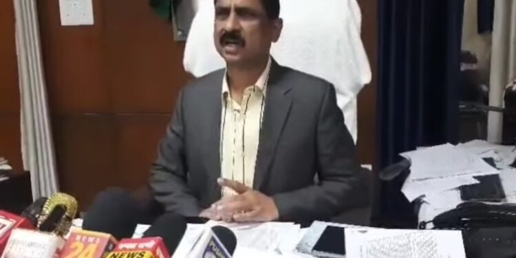 कलेक्टर ने 126 अशासकीय विद्यालय की मान्यता निलंबन के संबंध में दी जानकारी  बच्चों को नहीं होगी किसी प्रकार की कोई हानि सुनिऐ