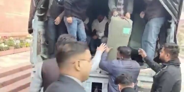 बजट की कॉपी संसद भवन पहुंची, मोदी सरकार का 3.0 का आज पूर्ण बजट, 11 बजे पेश होगा बजट, निर्मला सीतारमण 8वीे बार पेश करेंगी बजट।