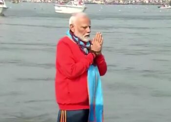 प्रयागराज (महाकुंभ) मंत्रोच्चारण के बीच PM मोदी ने संगम में लगाई डुबकी, भगवा रंग के कपड़े पहने, गले-हाथ में रुद्राक्ष की माला VIDEO