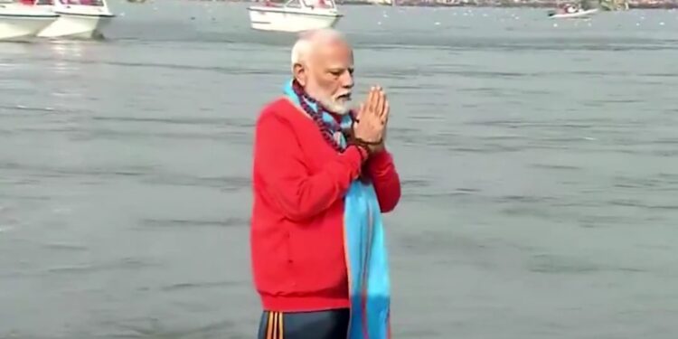 प्रयागराज (महाकुंभ) मंत्रोच्चारण के बीच PM मोदी ने संगम में लगाई डुबकी, भगवा रंग के कपड़े पहने, गले-हाथ में रुद्राक्ष की माला VIDEO