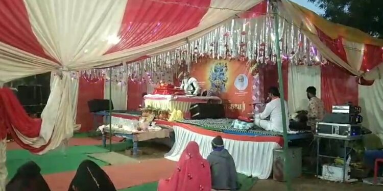 पिपरा में हो रही सार्वजनिक संगीतमय देवी महापुराण कथा का द्वितीय दिवस पर उमड़ा भक्तों का जन सैलाब VIDEO