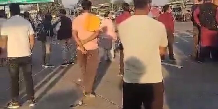 कटनी, मैहर और रीवा से प्रयागराज जाने वाले रास्तों पर कई किलोमीटर का लंबा जाम लग गया है, प्रशासन वापस जाने या फिर एक से दो दिन रुकने की अपील कर रहा है देखे .VIDEO